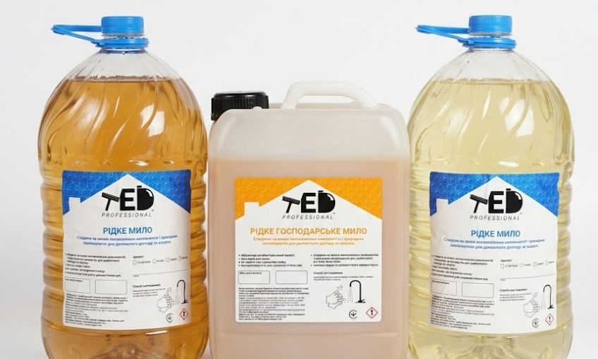 Три больших флакона профессионального жидкого мыла TED Professional для бизнеса на белом фоне, которые демонстрируют, как выбрать антибактериальное мыло для офиса.