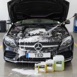 Професійний очищувач двигуна TED Professional: безконтактна мийка моторного відсіку Mercedes активною піною.