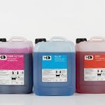 Три види професійної кольорової активної піни TED Professional — Pink Active, Blue та RED у каністрах для безконтактного миття автомобілів на автомийках самообслуговування.