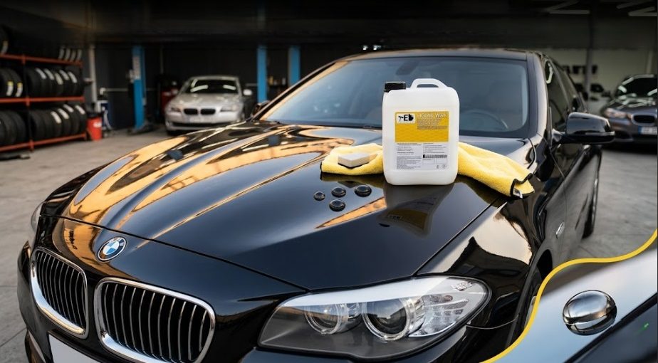 Канистра с полимерным автовоском TED Professional на блестящем капоте черного автомобиля в студии деталинга, демонстрирующая, как наносить жидкий воск Liquid Wax для получения зеркального эффекта.