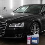 Результат нанесення рідкого воску після миття авто: гідрофобний ефект та дзеркальний блиск на чорному кузові Audi